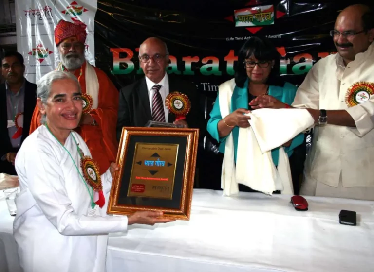 Baroness verma giving award to sister jayanti